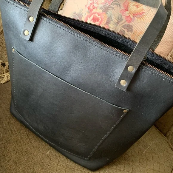 Chic Black Leather Tote Bag - Picture 8 of 10
